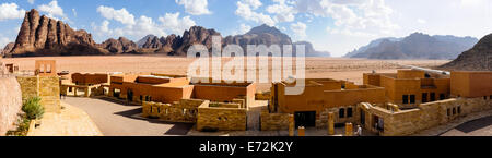 Jordanien. Wadi Rum ist auch bekannt als das Tal des Mondes. Panorama-Blick, einschließlich der sieben Säulen der Weisheit. Stockfoto