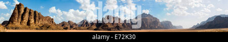 Jordanien. Wadi Rum ist auch bekannt als das Tal des Mondes. Panorama-Blick, einschließlich der sieben Säulen der Weisheit. Stockfoto