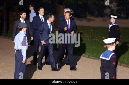 Cardiff, UK. 4. September 2014.   Im Bild: Der britische Premierminister David Cameron führt Wales erste Minister Carwyn Jones, NATO-Generalsekretär Anders Fogh Rasmussen und Newport MP Stephen Crabb Cardiff Castle zu einem Gipfel-Abendessen.  Re: Offizielle Abendessen, Leiter der Delegationen auf Cardiff Castle im Rahmen des NATO-Gipfels, South Wales, UK. Bildnachweis: D Legakis/Alamy Live-Nachrichten Stockfoto