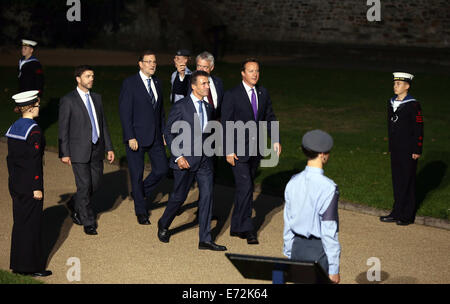 Cardiff, UK. 4. September 2014.   Im Bild: Der britische Premierminister David Cameron führt Wales erste Minister Carwyn Jones, NATO-Generalsekretär Anders Fogh Rasmussen und Newport MP Stephen Crabb Cardiff Castle zu einem Gipfel-Abendessen.  Re: Offizielle Abendessen, Leiter der Delegationen auf Cardiff Castle im Rahmen des NATO-Gipfels, South Wales, UK. Bildnachweis: D Legakis/Alamy Live-Nachrichten Stockfoto