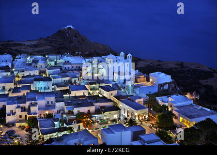 Panoramablick Nachtansicht von Plaka Dorf ("Hauptstadt" der Insel Milos) und die Bucht von Milos, Kykladen, Griechenland Stockfoto