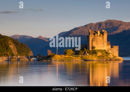 Einstellung Sonnenlicht auf Eilean Donan Castle am Loch Duich, Dornie, Highlands, Schottland Stockfoto