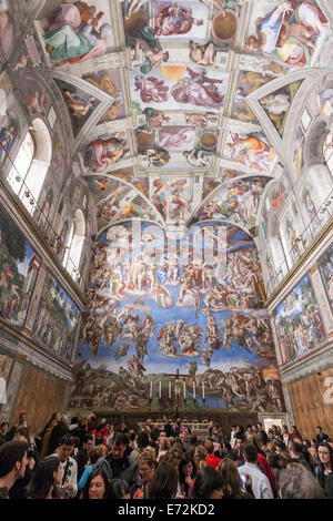 Überfüllte Sixtinische Kapelle von Michelangelo das jüngste Gericht, Stockfoto