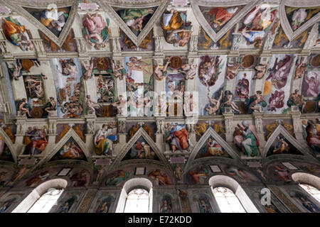 Die Decke der Sixtinischen Kapelle, gemalt von Michelangelo. Die Erschaffung Adams Stockfoto