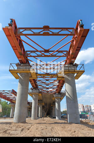 Schrittweise Einführung ist eine neue Methode zum Aufbau eine komplette Brückendeck von einem Ende der Brücke nur. Stockfoto