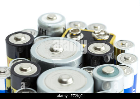 Nahaufnahme der Vielzahl von Batterien, isoliert auf weißem Hintergrund Stockfoto