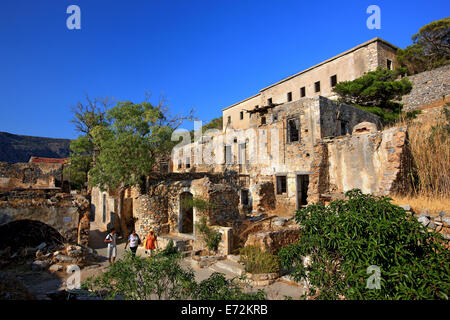 Wandern rund um die Burg von Spinalonga Insel, ehemalige Leprakolonie in Mirabello Bucht, Präfektur Lassithi, Kreta, Griechenland Stockfoto