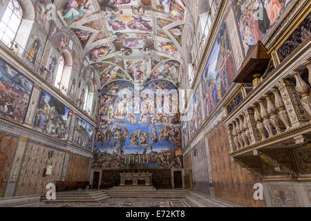 Leere Sixtinische Kapelle. Fresken der Decke und das jüngste Gericht von Michelangelo. Stockfoto
