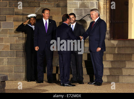 Cardiff, UK. 4. September 2014.   Im Bild: Französische Präsident Francois Hollande (vorne) von L-R der britische Premierminister David Cameron, Newport MP Stephen Crabb und Wales erste Minister Carwyn Jones begrüßt.  Re: Offizielle Abendessen, Leiter der Delegationen auf Cardiff Castle im Rahmen des NATO-Gipfels, South Wales, UK. Bildnachweis: D Legakis/Alamy Live-Nachrichten Stockfoto