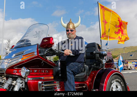 Mann trägt Wikinger-Helm auf seinem motor Trike Goldwing und fliegen Lion Rampant schottische Flagge während der Viking Festival, Stockfoto