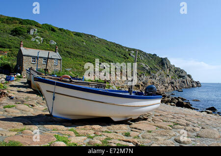 Angelboot/Fischerboot auf der Helling Penberth Cove in Cornwall, Großbritannien Stockfoto