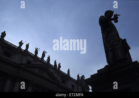 Silhouette des St.-Petri Statue von Giuseppe de Fabris ist der goldene Schlüssel von Christus empfangen. Den Petersdom Stockfoto