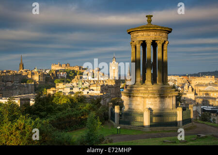 Dugald Stewart Memorial und Edinburgh Dawn von Calton Hill, Edinburgh, Lothian, Schottland gesehen Stockfoto