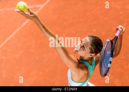 Junge Frau, die Tennis spielen Stockfoto