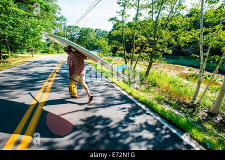 Mann geht Rachel Carson bewahren in Wells Maine, Stand Up Paddle Board Stockfoto