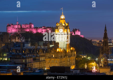 Twilight-Blick über Balmoral Hotel Turm und die alte Burg, Edinburgh, Lothian, Schottland Stockfoto