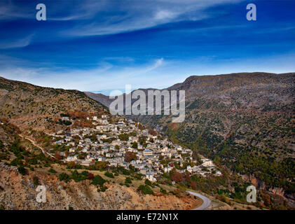 Syrrako Dorf, einer der schönsten griechischen Bergdörfern auf Tzoumerka Berge, Ioannina, Epirus, Griechenland Stockfoto