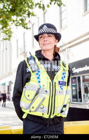 Polizist WPC beim NATO-Gipfel im Stadtzentrum von Cardiff, Wales, Großbritannien. Donnerstag, 4. September 2014 Credit: Robert Convery/Alamy Live News Stockfoto