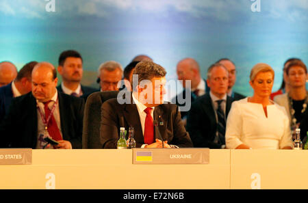 Newport, Wales, UK. 4. September 2014. Ukrainian President Petro Poroshenko (C) nimmt an einem Treffen der NATO-Ukraine-Kommission (NUC) auf der Ebene der Staats-und Regierungschefs auf dem NATO-Gipfel 2014 in Newport, Wales, Großbritannien, 4. September 2014. NATO arbeiten noch enger zusammen mit der Ukraine zu helfen diesen Reform seiner Verteidigungssektor und bauen eine starke moderne Armee, NATO-Generalsekretär Anders Fogh Rasmussen sagte am Donnerstag. Bildnachweis: Han Yan/Xinhua/Alamy Live-Nachrichten Stockfoto