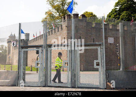 Cardiff, Wales, UK. 04. Sep, 2014. NATO Sicherheitsbarriere im Stadtzentrum von Cardiff, Wales, UK. Donnerstag, 4. September 2014 Sicherheitszaun rund um Cardiff Castle. Bildnachweis: Robert Convery/Alamy Live-Nachrichten Stockfoto