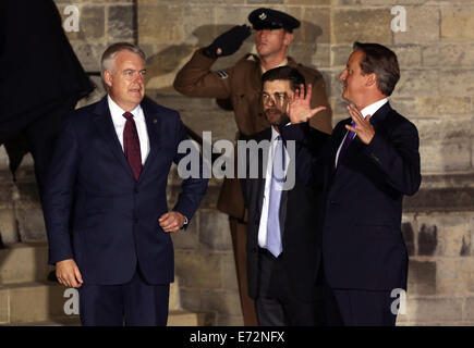 Cardiff UK. Donnerstag, 4. September 2014 im Bild: Wales erste Minister Carwyn Jones, Staatssekretär für Wales Stephen Crabb und Premierminister David Cameron einen Witz zu teilen, während sie darauf warten, Würdenträger außerhalb Cardiff Castle zu begrüßen.  Re: Offizielle Abendessen, Leiter der Delegationen auf Cardiff Castle im Rahmen des NATO-Gipfels, South Wales, UK. Stockfoto