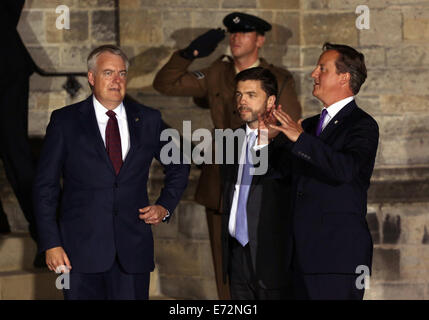 Cardiff UK. Donnerstag, 4. September 2014 im Bild: Wales erste Minister Carwyn Jones, Staatssekretär für Wales Stephen Crabb und Premierminister David Cameron einen Witz zu teilen, während sie darauf warten, Würdenträger außerhalb Cardiff Castle zu begrüßen.  Re: Offizielle Abendessen, Leiter der Delegationen auf Cardiff Castle im Rahmen des NATO-Gipfels, South Wales, UK. Stockfoto