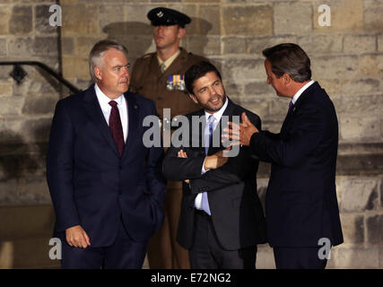 Cardiff UK. Donnerstag, 4. September 2014 im Bild: Wales erste Minister Carwyn Jones, Staatssekretär für Wales Stephen Crabb und Premierminister David Cameron einen Witz zu teilen, während sie darauf warten, Würdenträger außerhalb Cardiff Castle zu begrüßen.  Re: Offizielle Abendessen, Leiter der Delegationen auf Cardiff Castle im Rahmen des NATO-Gipfels, South Wales, UK. Stockfoto