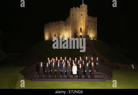 Cardiff UK. Donnerstag, 4. September 2014 im Bild: Würdenträger posieren für das Familienfoto infront von Cardiff Castle.  Re: Offizielle Abendessen, Leiter der Delegationen auf Cardiff Castle im Rahmen des NATO-Gipfels, South Wales, UK. Stockfoto