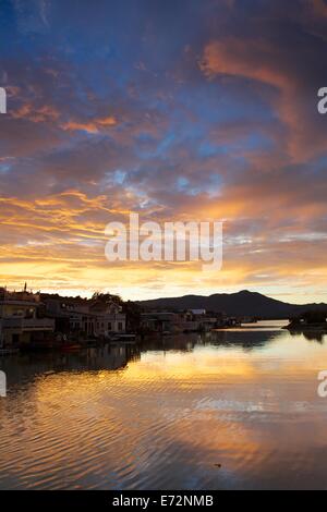 Eine unglaubliche Sonnenuntergang über Waldo Point Harbor und Hausboote in Sausalito, Kalifornien mit Mt. Tamalpais im Hintergrund. Stockfoto