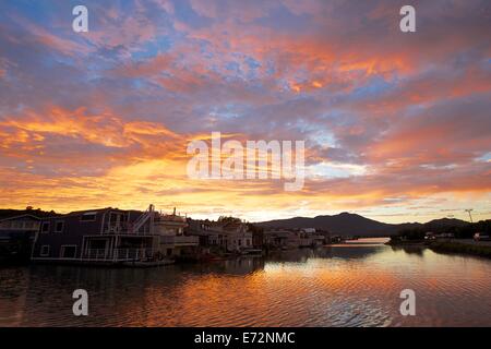 Eine unglaubliche Sonnenuntergang über Waldo Point Harbor und Hausboote in Sausalito, Kalifornien mit Mt. Tamalpais im Hintergrund. Stockfoto