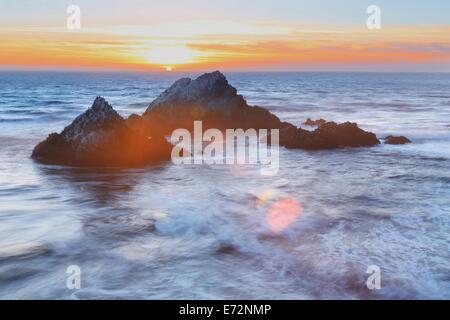 Dramatischen Sonnenuntergang bei Seal Rocks in der Nähe von Lands End und Sutro Baths und Ocean Beach in San Francisco, Kalifornien Stockfoto