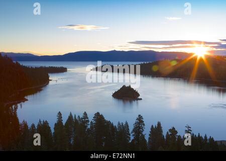 Einen wunderschönen Sonnenaufgang an einem ruhigen Morgen im Emerald Bay State Park in Lake Tahoe, Kalifornien