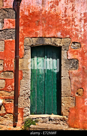 Schöne, bunte Fassade und Tür in ein altes Haus im Dorf Vamos, Apokoronas Grafschaft, Chania, Kreta, Griechenland Stockfoto