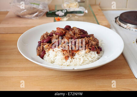 Eine Schüssel mit hausgemachtem Chili con Carne und Reis Stockfoto
