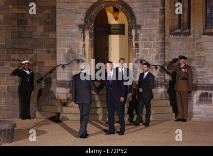 Cardiff UK. Donnerstag, 4. September 2014 im Bild: Der kanadische Premierminister Steven Harper wird begrüßt von Premierminister David Cameron außerhalb Cardiff Castle.  Re: Offizielle Abendessen, Leiter der Delegationen auf Cardiff Castle im Rahmen des NATO-Gipfels, South Wales, UK. Stockfoto