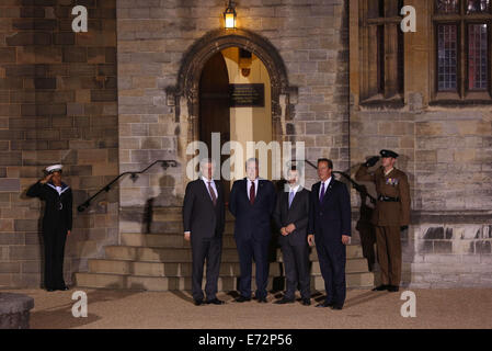 Cardiff UK. Donnerstag, 4. September 2014 im Bild L-r: kanadische Premierminister Steven Harper, Wales erste Minister Carwyn Jones, Staatssekretär für Wales Stephen Crabb und Premierminister David Cameron außerhalb Cardiff Castle.  Re: Offizielle Abendessen, Leiter der Delegationen auf Cardiff Castle im Rahmen des NATO-Gipfels, South Wales, UK. Stockfoto