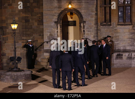 Cardiff UK. Donnerstag, 4. September 2014 im Bild: Bildet sich eine Warteschlange von Würdenträgern außerhalb Cardiff Castle.  Re: Offizielle Abendessen, Leiter der Delegationen auf Cardiff Castle im Rahmen des NATO-Gipfels, South Wales, UK. Stockfoto