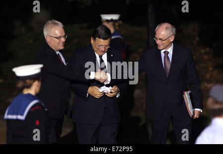 Cardiff UK. Donnerstag, 4. September 2014 im Bild: Der Präsident der European Council Herman Van Rompuy (R) ankommen.  Re: Offizielle Abendessen, Leiter der Delegationen auf Cardiff Castle im Rahmen des NATO-Gipfels, South Wales, UK. Stockfoto