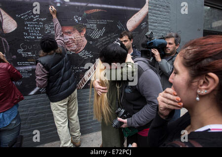 Buenos Aires, Argentinien. 4. September 2014. Fans versammeln sich vor einem Plakat von Argentiniens Rockstar Gustavo Cerati, außerhalb der ALCLA-Klinik wo Cerati, in Buenos Aires, der Hauptstadt von Argentinien, am 4. September 2014 ins Krankenhaus eingeliefert wurde. Cerati starb am Donnerstag, vier Jahre nach ein Schlaganfall ihn in ein Koma nach einem 2010 in Venezuela brachte, seine Familie informiert in einer Erklärung. Der 55-jährige war der ehemalige Lead-Sänger der Argentinien-Rock-Band Soda Stereo, einer der einflussreichsten Gruppen in Lateinamerika. Bildnachweis: TELAM/Xinhua/Alamy Live-Nachrichten Stockfoto