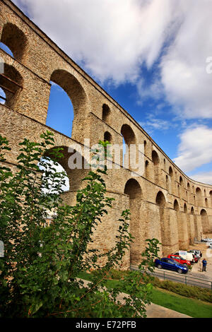 Die "Kamares" (= "Bögen"), das berühmte Aquädukt von Kavala Stadt, Mazedonien, Griechenland. Stockfoto