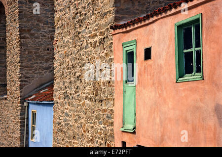 Schöne kleine Häuser unter dem "Schutz" von der "Kamares" (= "Bögen"), das berühmte Aquädukt von Kavala, Mazedonien, Griechenland. Stockfoto