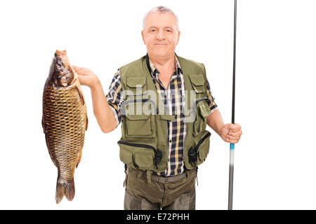 Reifen Fischer hält große Fische und Angelrute isoliert auf weißem Hintergrund Stockfoto