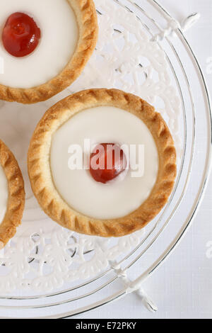 Cherry Bakewell tart Ein frangipane Gebäck Mandeln Puderzucker und eine halbe Kirsche auf abgedeckt Stockfoto