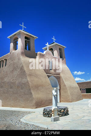 Die Vorderseite des Ranchos de Taos oder den Heiligen Franziskus von Assisi Kirche in Taos, New Mexico. Stockfoto