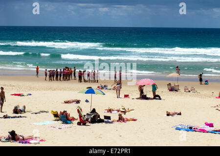 Sonnenanbeter genießen den Strand und Wasser am Main Beach an der Gold Coast Australien Stockfoto