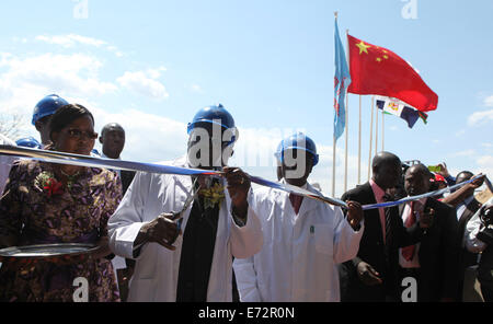 Harare. 4. September 2014. Simbabwes Präsident Robert Mugabe (2. L) durchschneidet das Band an der Eröffnungsfeier der Kariba macht Südbahnhof Erweiterungsprojekt Kariba, Simbabwe, 4. September 2014. Simbabwes Präsident Robert Mugabe initiiert Donnerstag den Ausbau der zweitgrößte Kraftwerk des Landes, ein massives Wasserkraft-Projekt teilweise finanziert von China und von einem führenden chinesischen Bauunternehmen durchgeführt. © Xinhua/Alamy Live-Nachrichten Stockfoto