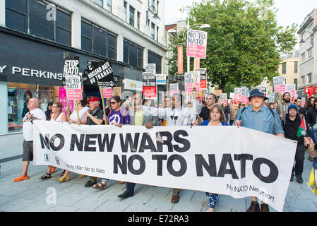 CARDIFF, VEREINIGTES KÖNIGREICH. 4. September 2014. Protest gegen den NATO-Gipfel findet entlang der Queen Street in der Innenstadt, in Richtung der Burg besuchte die führenden Politiker der Welt ein Abendessen marschieren. Bildnachweis: Polly Thomas/Alamy Live-Nachrichten Stockfoto