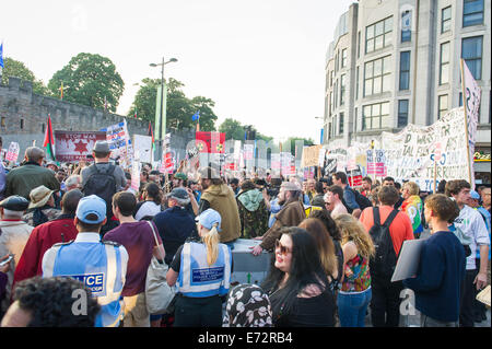 CARDIFF, VEREINIGTES KÖNIGREICH. 4. September 2014. Protest gegen den NATO-Gipfel findet entlang der Queen Street in der Innenstadt, in Richtung der Burg besuchte die führenden Politiker der Welt ein Abendessen marschieren. Bildnachweis: Polly Thomas/Alamy Live-Nachrichten Stockfoto