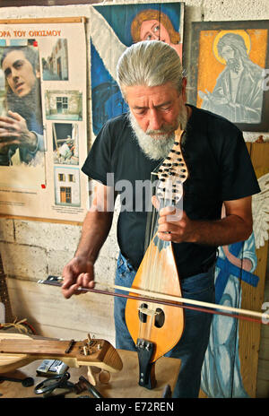 Herr Manolis Haroulis, Künstler und Bastler in seiner Werkstatt an Exo Lakonia Dorf, Lasithi, Kreta, Griechenland Stockfoto