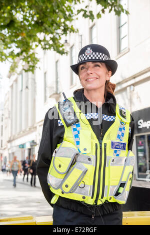 WPC-Polizistin in Cardiff, Wales, UK. Heddlu Welsh Polizei. Stockfoto